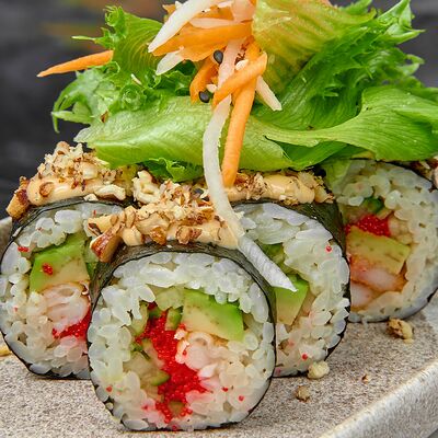 Внутри креветка, огурец, авокадо и нет сыра в 96 азиаток по цене 660 ₽