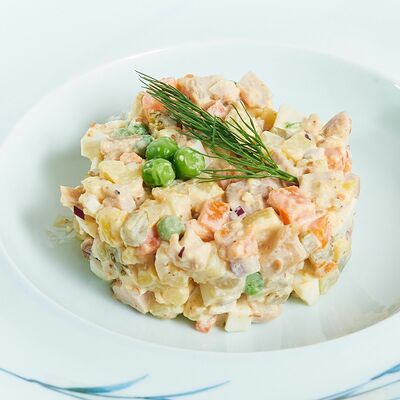 Салат Оливье с копченой курицей с ореховым соусом в Взяли-Поели по цене 408 ₽