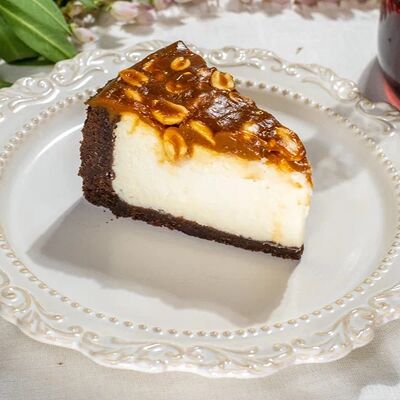 Чизкейк «Сникерс»в Lacasa по цене 450 ₽