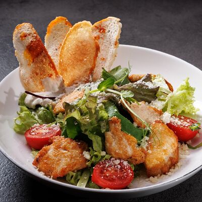 Цезарь с курицей в Mono по цене 710 ₽