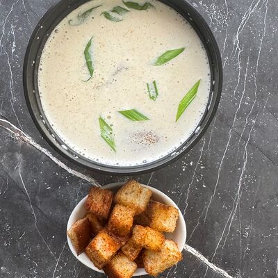 Сливочный суп с лососем и сухарикамив Eurasiafood по цене 400 ₽
