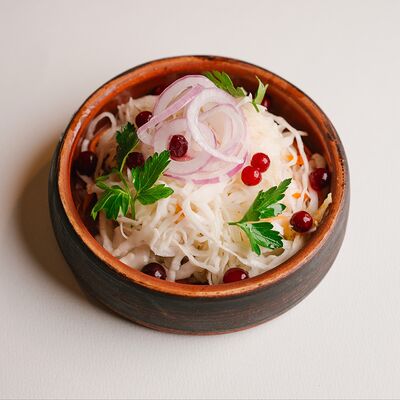 Квашеная хрустящая капуста с моченой клюквой и сладким луком в Круча по цене 400 ₽