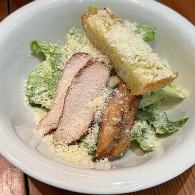 Салат Цезарь с курицей в Ранчо Grill & Bar по цене 660 ₽