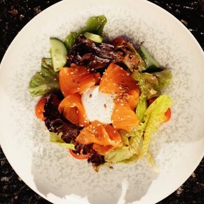 Салат с лососем и яйцом пашот с кунжутной заправкой в Bro Bakery по цене 27 р.