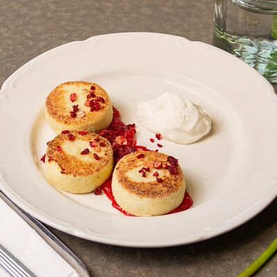 Сырники с клубничным конфи и взбитым кремом маскарпоне в Breakfast House по цене 860 ₽