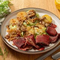 Салат с пастрами из говядины в Пока горячее