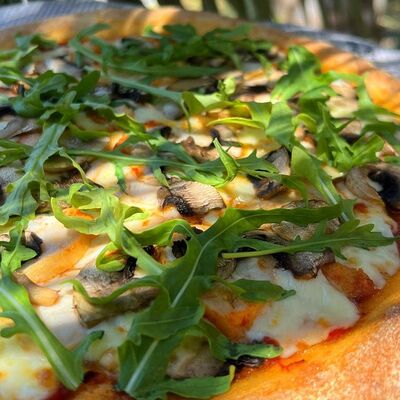 Пицца с курицей и грибами в Чёрноморская пицца по цене 480 ₽