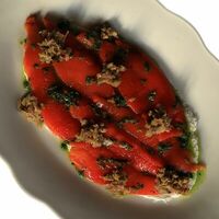 Печеный перец с муссом из феты и сальсой из оливок в Эсперанто