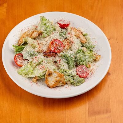 Цезарь с курицей шиштаук в Кабанья по цене 620 ₽