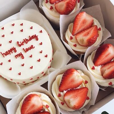 Бенто торт и 5 капкейков-тортиков в стаканчике happy birthday, красная надпись с клубникойна на день рождения,для девушки, парня, мужа, жены,в О! Тортик по цене 4390 ₽