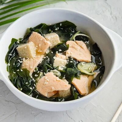 Мисо суп с лососем в Суши-бар Тунец по цене 395 ₽