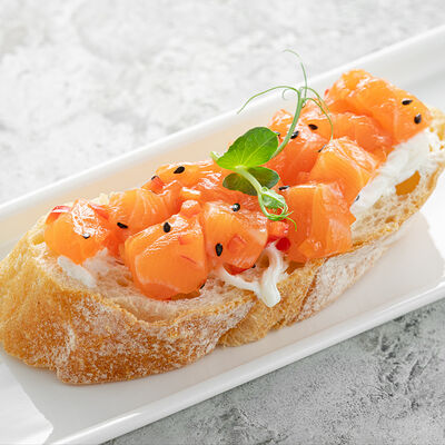 Брускетта с лососем и страчателлой в Нектарин по цене 500 ₽