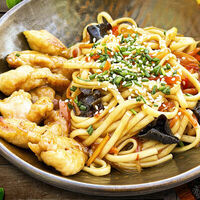 Вок лапша с курицей (соус на выбор) в Место Про Тесто