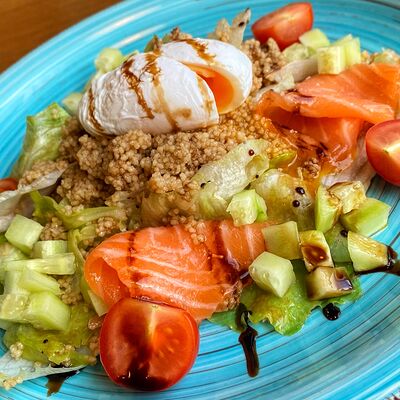 Салат с семгой, яйцом пашот и кускус в Хачапури & Кофе по цене 620 ₽