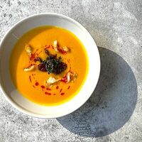 Тыквенный суп с креветками и вялеными томатамив u.bistro