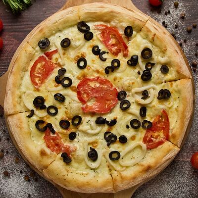 Пицца с Кальмарамив Rozanna по цене 750 ₽