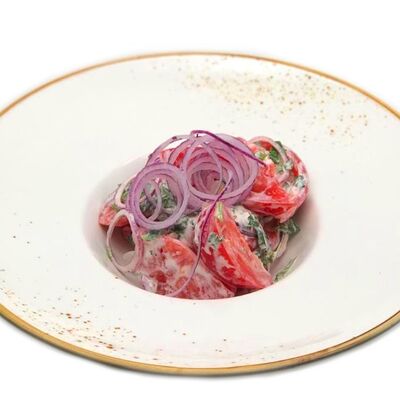 Салат с азербайджанскими томатами, кинзой, красным луком и сметаной в Кафе Жаровня по цене 520 ₽