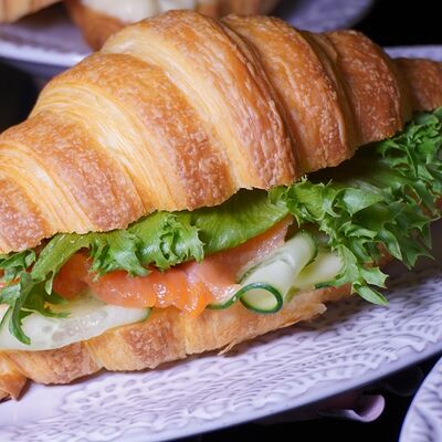 Круассан с форелью в Pur Pur по цене 510 ₽