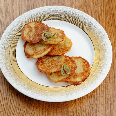 Поджаристые драники со сметаной в Витебский трактир по цене 21 р.