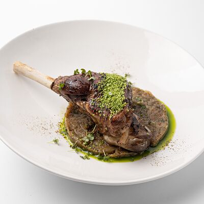 Томленая голень ягненка с пряным баклажаном в Финнеганс Вейк по цене 1390 ₽