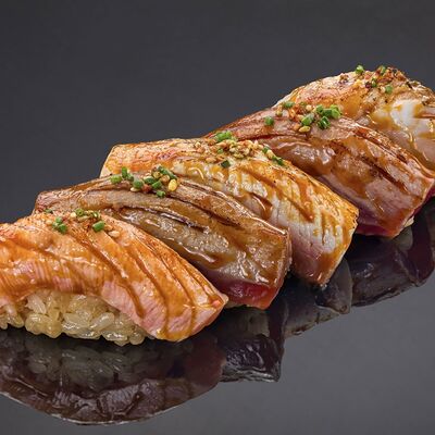 Ассорти суши татаки в Bluefin по цене 2310 ₽