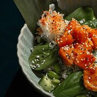 Поке с форелью и креветкой в More More