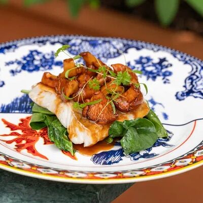 Филе спинки трески с жареными лисичками и шпинатом в Florinskiy bistro по цене 1300 ₽