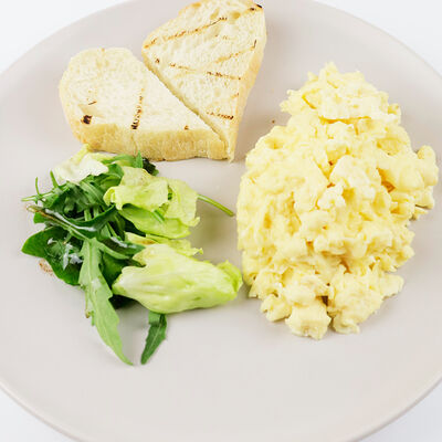 Скрэмбл из трех яиц в Нью-Йорк пицца и гриль по цене 190 ₽