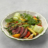 Теплый салат с жареной телятиной в Peperoni