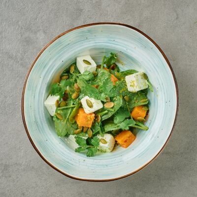 Салат с запечённой тыквой, сыром фета в апельсиновой заправке в Pivino по цене 460