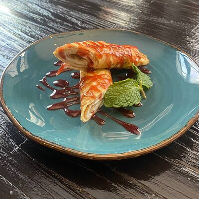 Блинчик с начинкой из сливочно-творожного сыра и клубничный соус в Длинный нос по цене 190 ₽