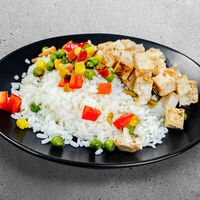 Рис с овощами и куриной грудкой в Избушка