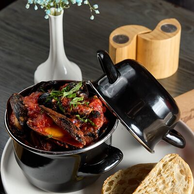 Мидии в томатном соусев Restobar Бекон по цене 960 ₽