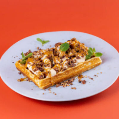 Вафля с заварным кремом, соленой карамелью и грецким орехомв Молния по цене 2300 ₸