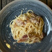 Карбонара с копченым беконом в Milwaukee Bar & Restaurant