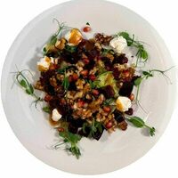 Салат с запеченной свеклой и творожным сыром в Смол Пицца