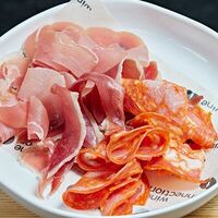 Сыровяленые мясные деликатесы в Wine Сonnection
