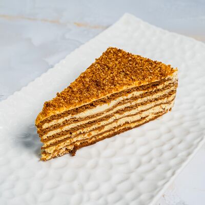 Пирожное домашнее Медовое в Та самая на Хмельницкого по цене 338 ₽