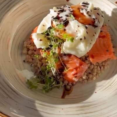 Зеленая греча с яйцом пашот и слабосоленой форелью в ОсноваCoffeeBar по цене 460 ₽