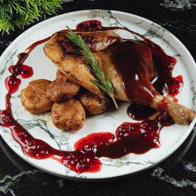 Половинка цыпленка с мятым картофелем в Look lounge по цене 780 ₽