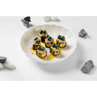 Ролл с бананом, голубикой и орео в Филадельфия по цене 523 ₽