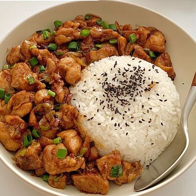 Рис с тушеной пряной курицей №64 в Malatan Gong Qilin Tea по цене 700 ₽