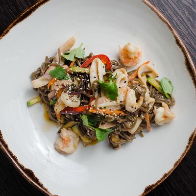 Лапша гречневая с морепродуктами в Bezhitsa по цене 350 ₽