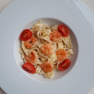 Фетучини с креветками и томатами черри в ГастроБаланс по цене 699 ₽