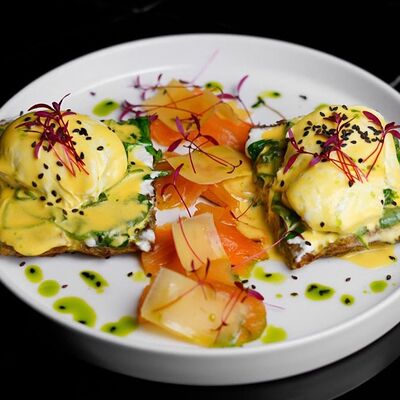 Яйца бенедикт с семгой в Nest по цене 680 ₽