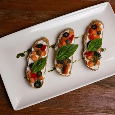 Брускетта с лососем в Кнедлик по цене 740 ₽