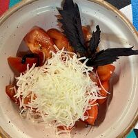 Салат со спелыми помидорами и сыром сулугуни в Край древних гор