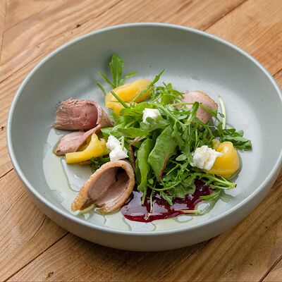 Салат с утиной грудкой, ягодным соусом и томленой грушейв Debaton по цене 540 ₽