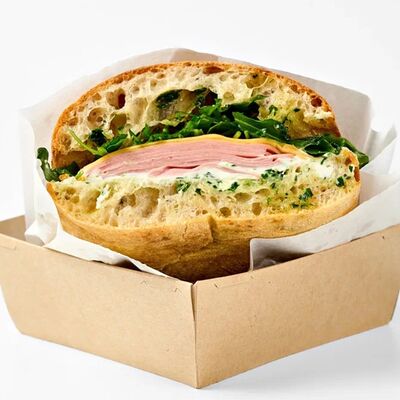 Сэндвич с колбасой и пестов Mike&Molly по цене 640 ₽