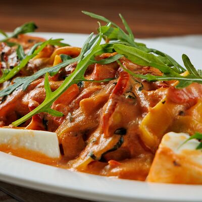 Tальятелле c моцареллой и вялеными томатами в Al dente по цене 850 ₽